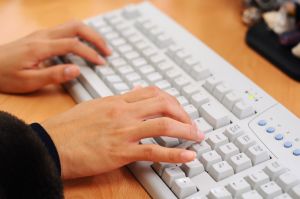 woman_using_computer